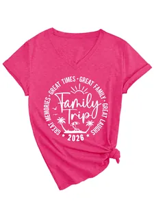 Primer plano de camiseta rosa con cuello en V y diseño de palmeras Family Trip 2026 en blanco