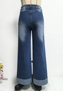 Vue détaillée arrière d'un jean bleu vintage à taille haute et jambe large avec des revers.