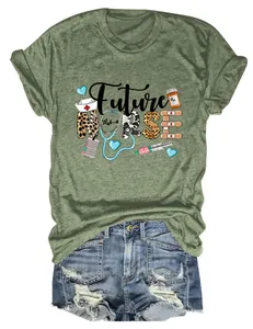 Détail de l'imprimé graphique Future Nurse sur un t-shirt vert chiné et short en jean