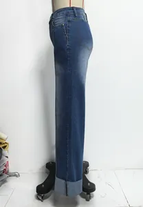 Vue latérale d'un jean à taille haute et jambe large avec revers et détail de couture