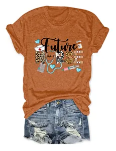 Vue détaillée d'un T-shirt orange Future Nurse avec des motifs médicaux imprimés.