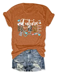 Détail de l'imprimé graphique Future Nurse sur un t-shirt en coton de couleur orange.