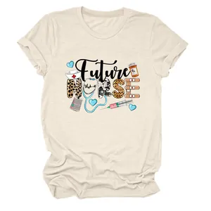 Vue détaillée de l'imprimé Future Nurse sur un t-shirt décontracté crème pour femmes