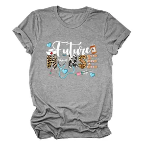 Gros plan de l'imprimé graphique Future Nurse avec icônes médicales sur un t-shirt gris