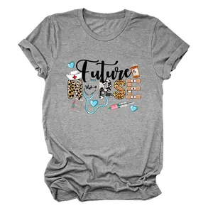 Vue détaillée de l'imprimé graphique Future Nurse sur un t-shirt gris décontracté à manches courtes