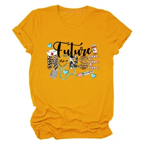 Détail du t-shirt jaune Future Nurse avec des graphiques et icônes médicaux créatifs