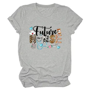 Vue détaillée de l'imprimé graphique Future Nurse sur un t-shirt gris décontracté à manches courtes