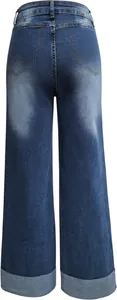 Vue arrière d'un jean vintage à taille haute pour femme avec ourlets retroussés.