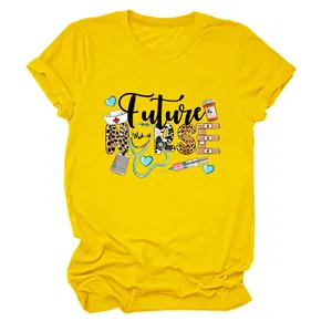 Détail d'un t-shirt en coton jaune avec un design graphique Future Nurse léopard.