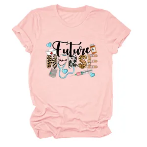 Détail du t-shirt rose en coton avec motif 'Future Nurse' et icônes médicales imprimées.