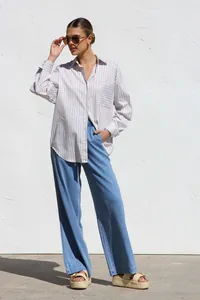 Γαλάζιο τζιν παντελόνι Tencel με φαρδύ μπατζάκι συνδυασμένο με ριγέ πουκάμισο