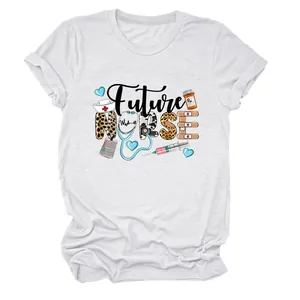Vue détaillée de l'imprimé Future Nurse sur un t-shirt décontracté blanc pour femme