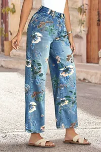 Detailopname van een vintage denim jeans met bloemenprint en hoge taille voor dames
