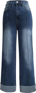 Vue détaillée du jean large à taille haute avec délavage vintage et revers aux chevilles.