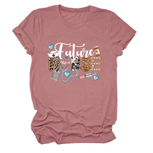 Gros plan d'un t-shirt rose avec un motif artistique Future Nurse et des icônes