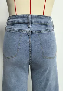 Détail de la vue arrière d'un jean bleu à taille haute avec poches et coutures contrastées