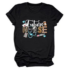 Gros plan détaillé du motif Future Nurse imprimé sur un t-shirt en coton noir souple