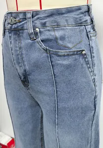 Détail d'un jean vintage à taille haute et jambe large avec couture centrale