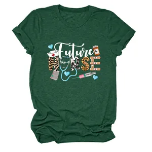 Vue détaillée de l'imprimé Future Nurse sur un t-shirt décontracté vert foncé