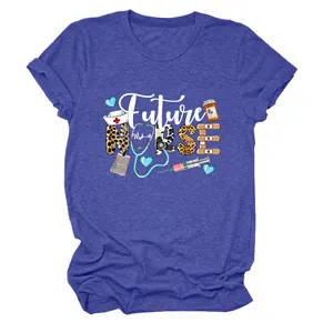 Vue détaillée de l'imprimé Future Nurse sur un t-shirt bleu chiné avec des icônes médicales.
