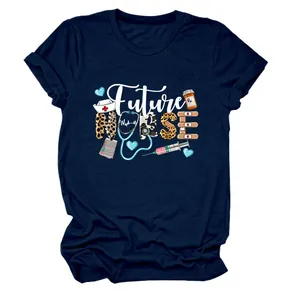 Vue détaillée de l'imprimé graphique Future Nurse sur un t-shirt bleu marine