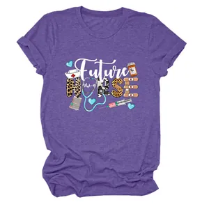 Vue détaillée de l'imprimé graphique 'Future Nurse' sur un t-shirt violet à manches courtes