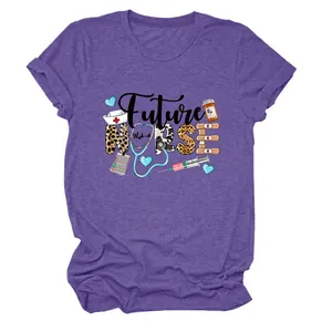 Gros plan d'un t-shirt violet doux avec un motif graphique imprimé « Future Nurse »