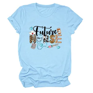 T-shirt bleu clair Future Nurse avec imprimé léopard et des éléments médicaux créatifs