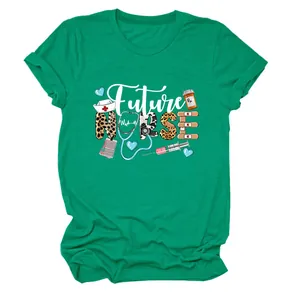 Détail d'un t-shirt vert avec le graphique 'Future Nurse' et des icônes médicales