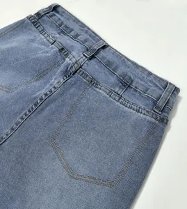 Détail des poches arrière et de la taille haute d'un jean large rétro bleu clair