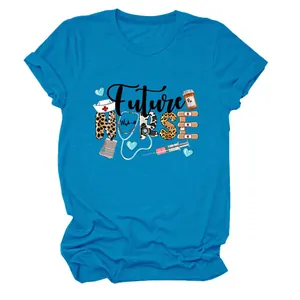Gros plan de l'imprimé Future Nurse sur un t-shirt décontracté bleu pour femme