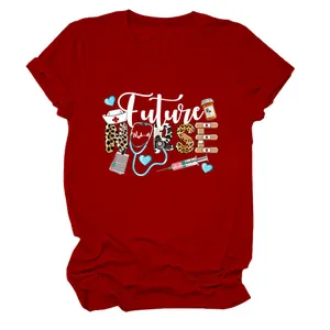 Vue détaillée de l'imprimé Future Nurse sur un t-shirt confortable en coton rouge.