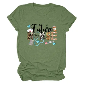 Gros plan de l'imprimé Future Nurse sur un t-shirt vert ample pour femme