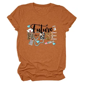 Vue détaillée de l'imprimé graphique Future Nurse sur un t-shirt orange confortable