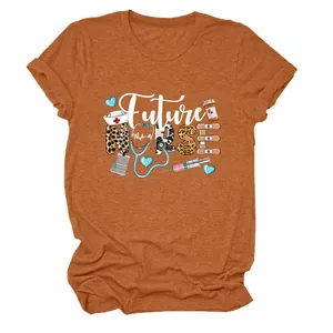 Vue détaillée de l'imprimé 'Future Nurse' sur un t-shirt orange à manches courtes.