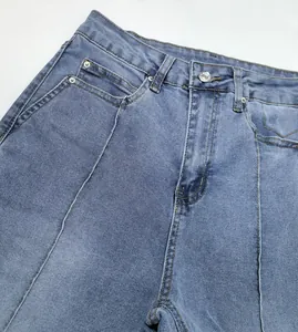 Gros plan sur un jean en denim bleu à taille haute avec coutures centrales design