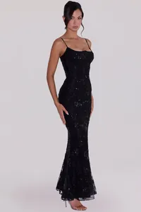 Abito da sera nero con paillettes, spalline sottili e siluette a sirena di classe.