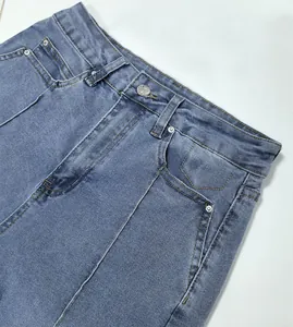 Détail rapproché d'un jean en denim bleu à taille haute avec coutures centrales rétro