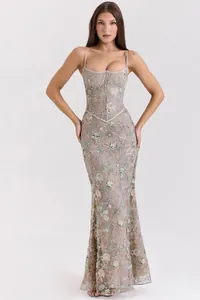 Elegante abito da sera lungo con ricami floreali e corpetto a corsetto con spalline.
