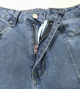 Détail de près d'un jean en denim vintage à taille haute avec fermeture éclair et bouton