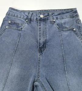 Gros plan détaillé d'un jean bleu à taille haute avec une couture centrale verticale.
