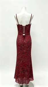 Elegante vista posteriore dell'abito da sera bordeaux con paillettes e stringatura