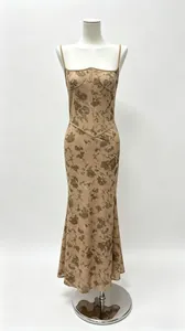 Dettaglio di abito da sera elegante con paillettes, fiori e corpetto a corsetto.