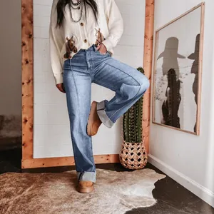 Jeans à jambes larges taille haute avec ourlet rétro et design de couture centrale.