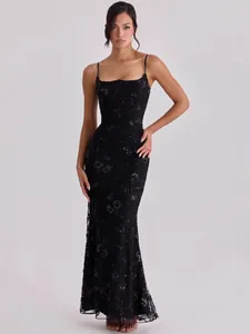 Elegante abito da sera nero con paillettes, spalline sottili e silhouette a sirena.