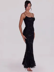 Elegante abito da sera nero con paillettes, spalline sottili e silhouette a sirena