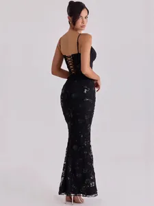 Elegante abito da sera a sirena con paillettes nere e dettaglio schiena stringata