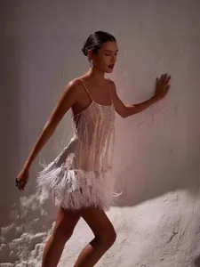Elegantes rückenfreies Pailletten-Minikleid mit Fransen aus Straußenfedern und Trägern