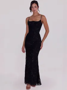 Elegante abito lungo nero con paillettes, spalline sottili e una vestibilità aderente.