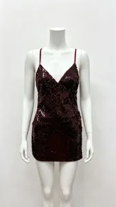 Detalle de un brillante minivestido lencero de lentejuelas granates en un maniquí